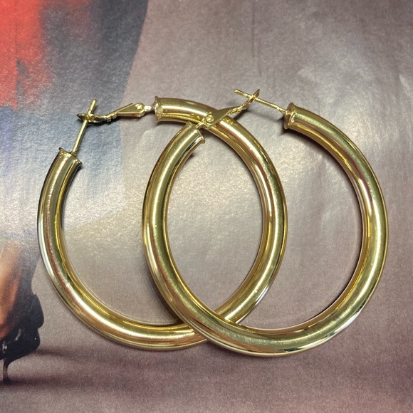 🌟 Gold Tone Big Hoop - Picture 2 of 4